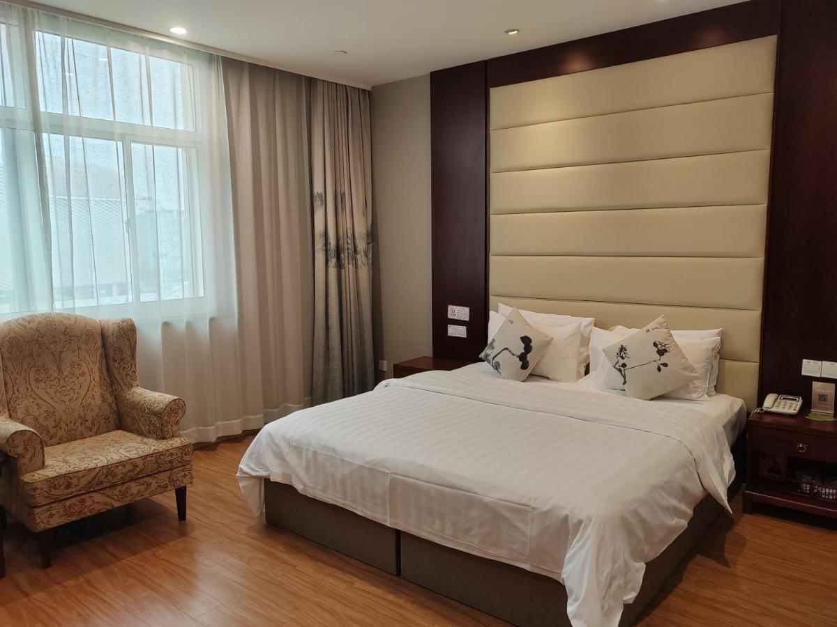 Hotel Hongqiao Huangxin International 4*